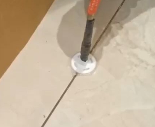 德阳市瓷砖空鼓维修公司专业解答瓷砖在铺贴过程中，如果没有涂抹均匀到位的粘结材料（如水泥砂浆或瓷砖胶），可能会导致以下问题