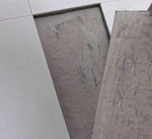 德阳市瓷砖空鼓维修公司分享瓷砖铺贴时如果打浆（即涂抹在瓷砖背面和基层上的砂浆或瓷砖胶）过少，会带来以下问题